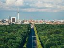 Berlin Tiergarten und Straße des 17. Juni mit Blick auf Brandenburger Tor und Fernsehturm